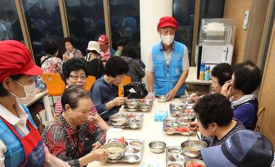선풍기 앞에서 삼계탕 한그릇