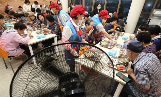 선풍기 앞에서 삼계탕 한그릇