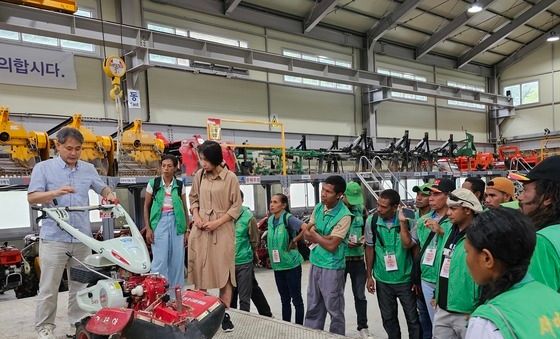 한국 농기계 체험하는 동티모르 연수생들