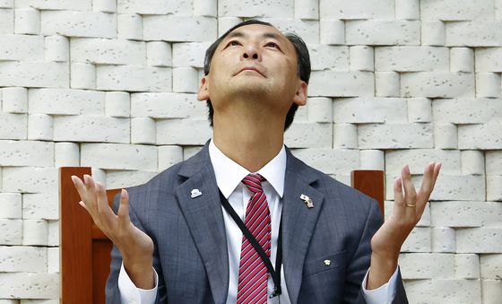 기도하는 모스탄 전 대사