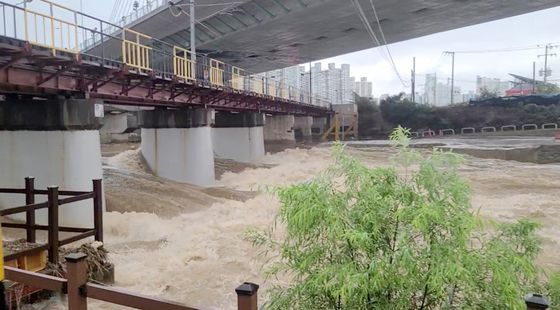 거센 물살치는 운남대교