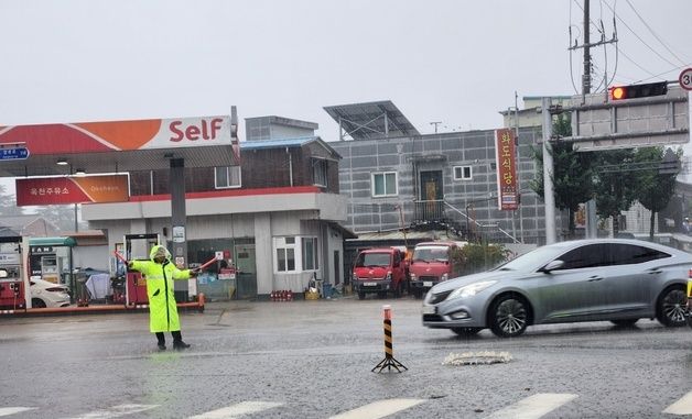 맨홀 뚜껑 열린 현장서 열일하는 경찰관