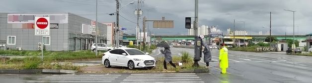 폭우에 고장난 신호기