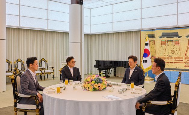 만찬 앞서 환담 나누는 이재명 대통령