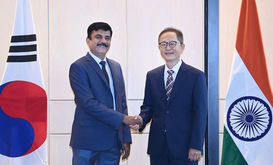 인도 철강부 차관과 악수하는 이승렬 산업정책실장