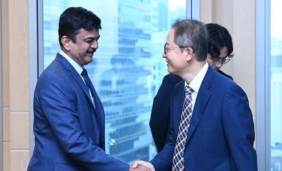 인도 철강부 차관과 악수하는 이승렬 산업정책실장