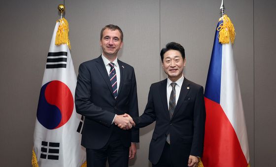 체코 산업통상부 장관과 악수하는 이호현 2차관