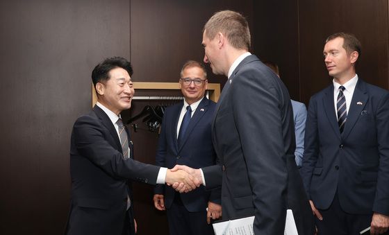 체코 산업통상부 장관과 악수하는 이호현 2차관