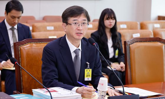 질의에 답하는 오영준 후보자