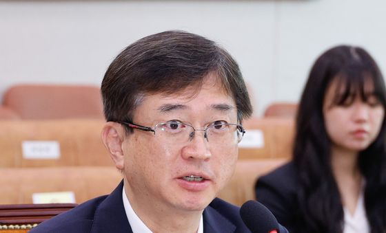 질의에 답하는 오영준 후보자