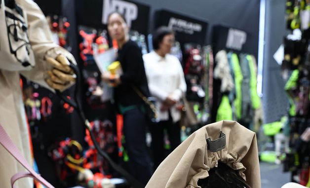 '장마철 반려견 산책 책임질 우비'