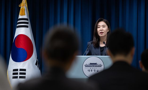 브리핑 하는 강유정 대변인