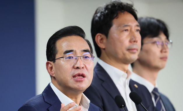 전세사기 피해자 간담회 사후 브리핑하는 박홍근 기획분과장