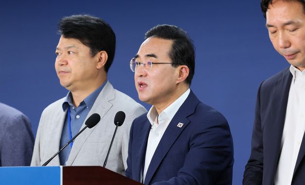 전세사기 피해자 간담회 사후 브리핑하는 박홍근 기획분과장