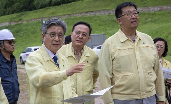 국가유산청장, 호우로 사면 유실된 '부여 나성' 긴급점검