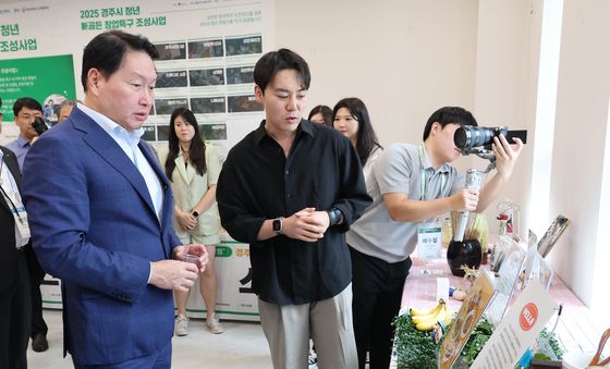 청년기업 제품 둘러보는 최태원 회장