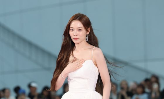 윤소희, 뇌섹녀의 순백의 눈부심