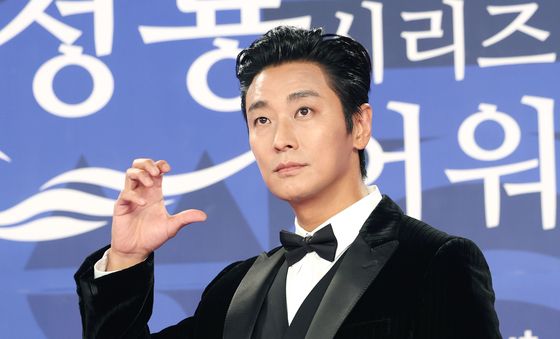 주지훈, 청룡시리즈어워즈 온 백강혁 교수