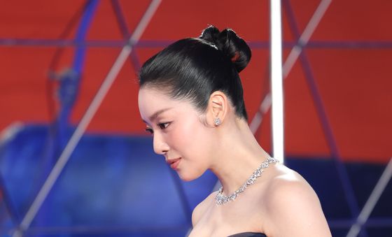 차주영, 볼륨감 강조한 블링블링 드레스