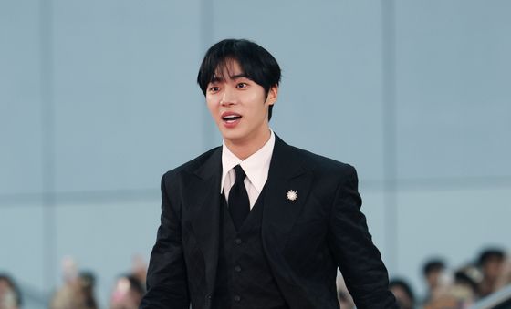 레드카펫 밟는 추영우