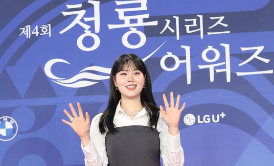 손 인사하는 엄지윤