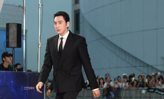 레드카펫 밟는 이광수