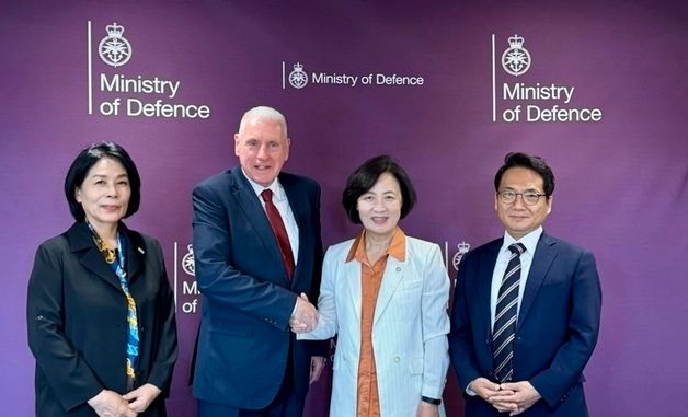 영국 특사단, 버논 코커 영국 국방부 국무상과 면담