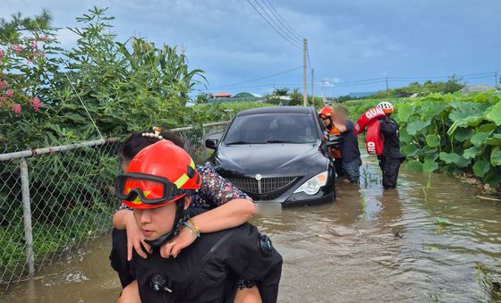 '침수차량에서 탑승자 구조'