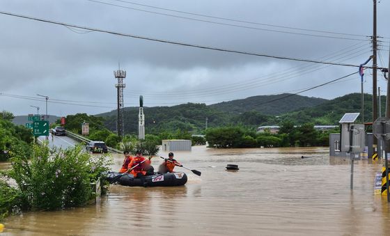 노 저어가며 주민 구조 나서는 소방대원들