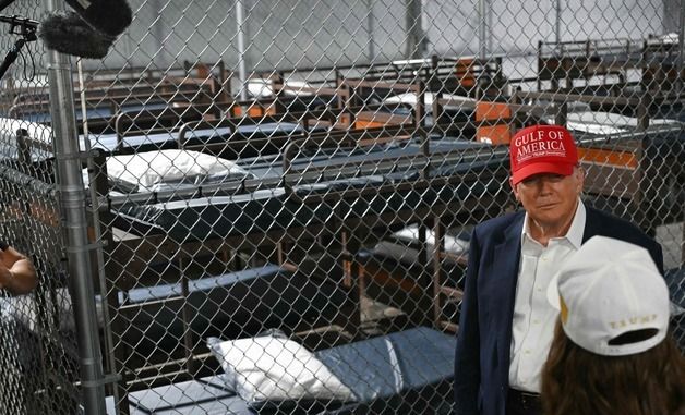 [포토]플로리다주 새 이주민 구금시설 둘러보는 트럼프