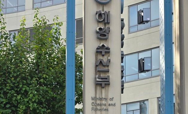 ′해수부 부산 이전 옳지 않다′ 최민호 세종시장 1인 시위