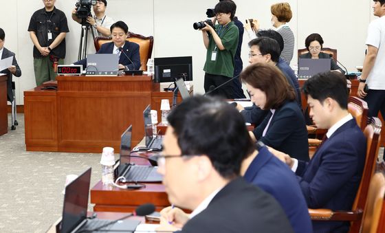 추경 안건 상정하는 김영호 교육위원장