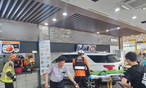 휴게소에 차량 돌진, 16명 부상