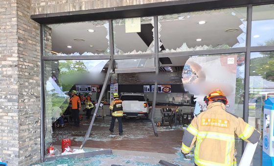 대관령휴게소 식당에 SUV 돌진, 16명 부상