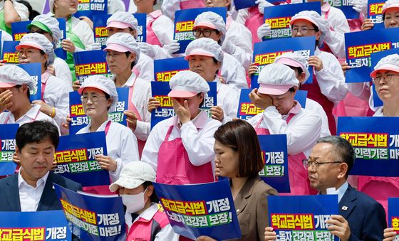 폐암 산재 급식노동자 발언 들으며 눈물 닦는 동료들