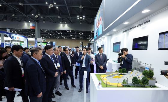 삼성 부스 둘러보는 유상임 장관