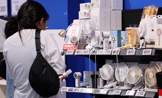 휴대용 선풍기는 무더위 필수품