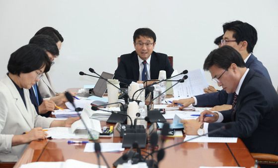 국회 예결특위 추가경정예산안 등 조정소위 발언하는 한병도