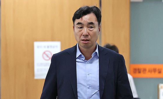 법정향하는 윤관석 전 의원