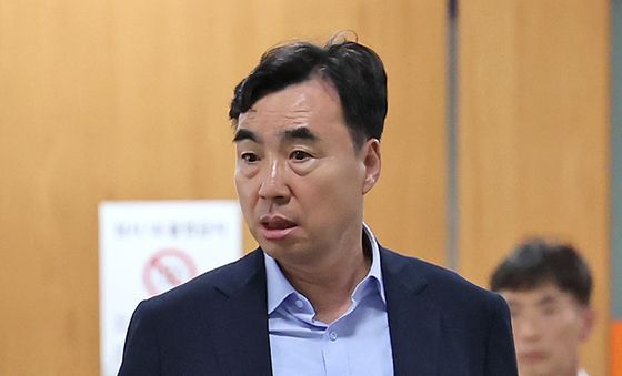 보석 후 첫 항소심 향하는 윤관석 전 의원