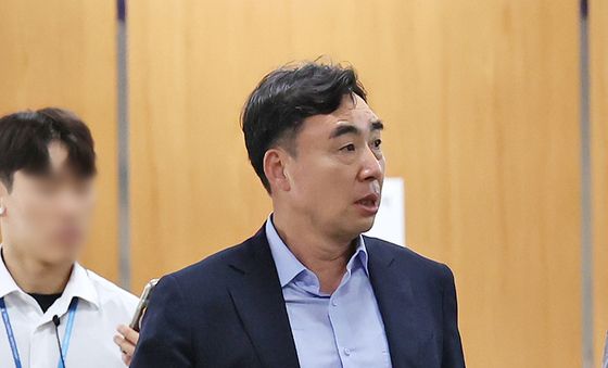 법원 출석하는 윤관석 전 의원