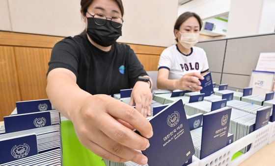 본격적인 여름휴가철 앞두고 새로 발급된 여권 정리하는 직원