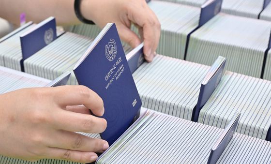 본격적인 여름휴가철 앞두고 새로 발급된 여권 정리하는 직원
