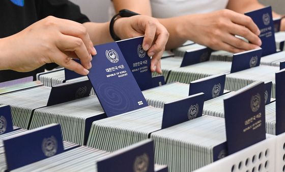 본격적인 여름 휴가철 앞두고 새로 발급된 여권들