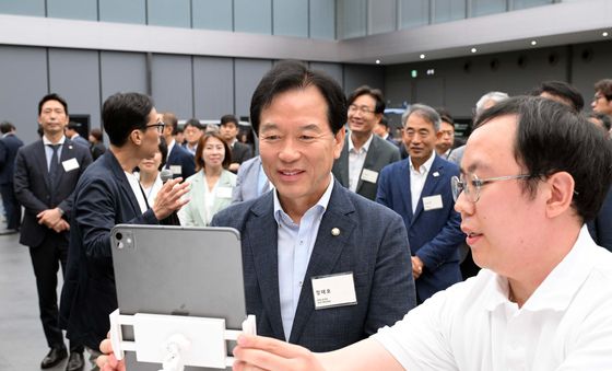 자율주행 핵심거점 현대차 남양연구소 찾은 국정기획위 경제1분과장