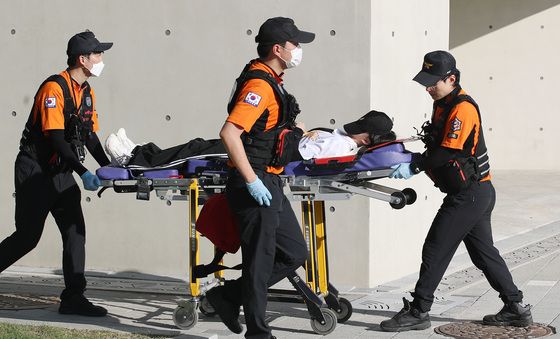 치맥 현장서 119구급대에 실려 가는 온열환자