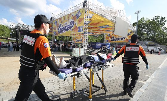 치맥 현장서 119구급대에 실려 가는 온열환자