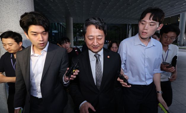 취재진 질문 받는 안덕근 장관