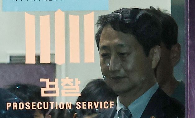 고검 청사 빠져 나가는 안덕근 장관