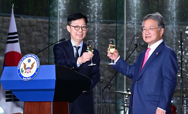 미국 독립기념일 행사 건배하는 조셉 윤 주한미국대사대리·박윤주 1차관